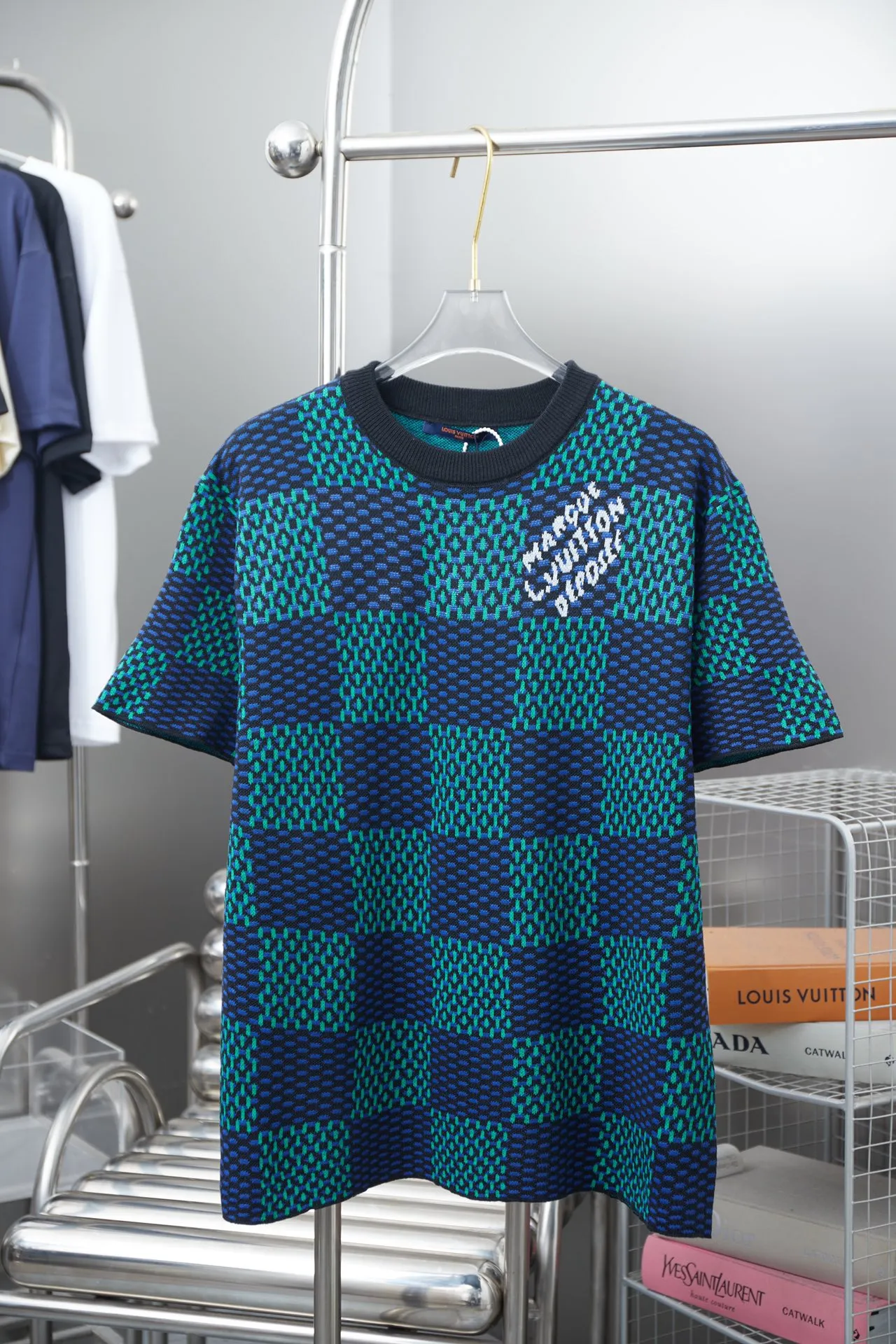 🅿️200 Louis LV 25ss spring and summer new style Checkerboard knitted short-sleeve Light luxury essential item for daily commuting for men and women Correct version Welcome to compare Detailed features · Made of high-viscosity cotton wool, with high count cotton added, dry and avoid stuffiness · Made of jacquard woven sheets imported from Germany, woven with Lv Monogram plaid intarsia, paired with knitting of the same style and color, presenting a unique three-dimensional texture · Double-needle sewing and cross-seam technology · Original main mark, washed tag, brand moisture-proof paper packaging Color: blue/grey Size: S/M/L/XL